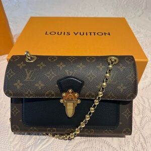Louis Vuitton Victoire bag .